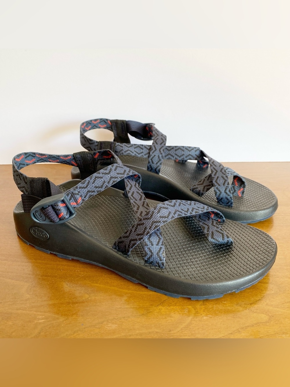 Chaco Z2 Classic Sandals Men's Size 11 Black Blue Red Buckle Outdoor Shoes EUC
